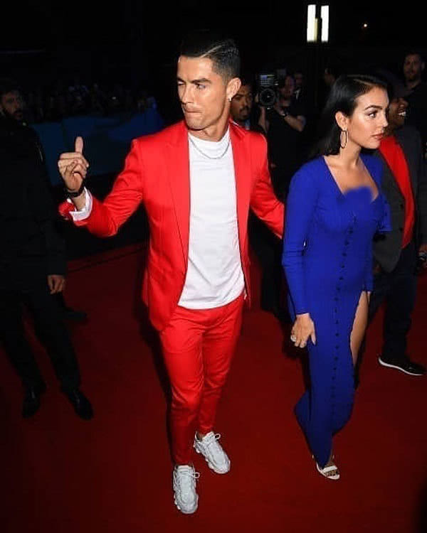 乔治娜最新出席活动红色长裙,乔治娜穿粉色裙子的时候照片