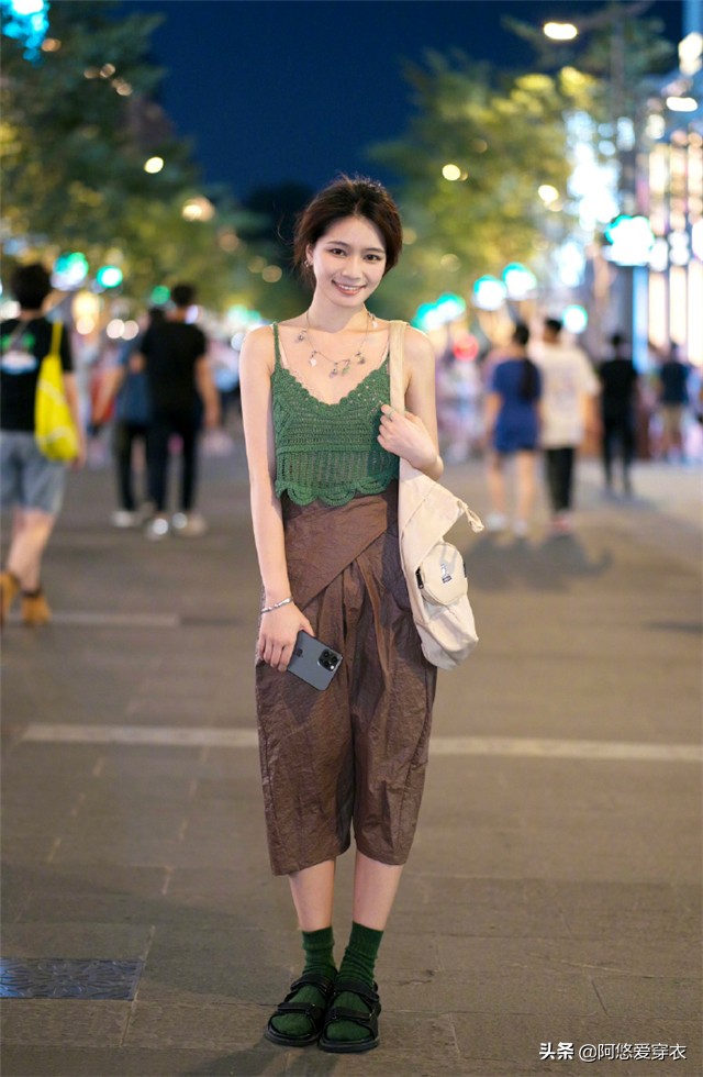 今年流行半身长短款裙,短半身裙搭配的上衣推荐