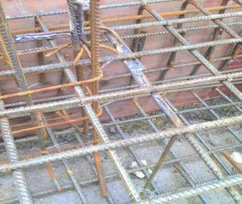 基础防雷接地扁铁施工全过程视频,建筑防雷接地施工流程