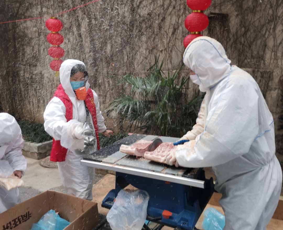 每切一块冻猪肉，就像下了一场猪肉味儿的雪