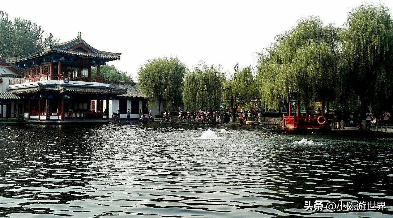 挖机大妈向趵突泉吐水,大妈向趵突泉吐水西安游客