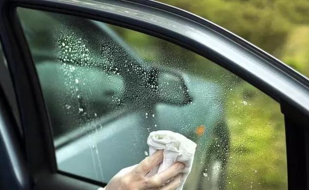 防止汽车玻璃起雾的小妙招,汽车窗玻璃起雾小知识视频