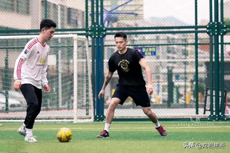 林丹脚踢球,林丹回到球场赢了