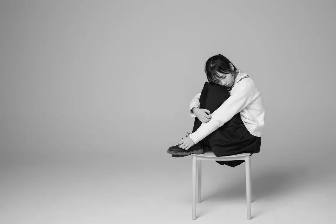 以爱为囚笼管控孩子,殊不知正在毁掉他的人生