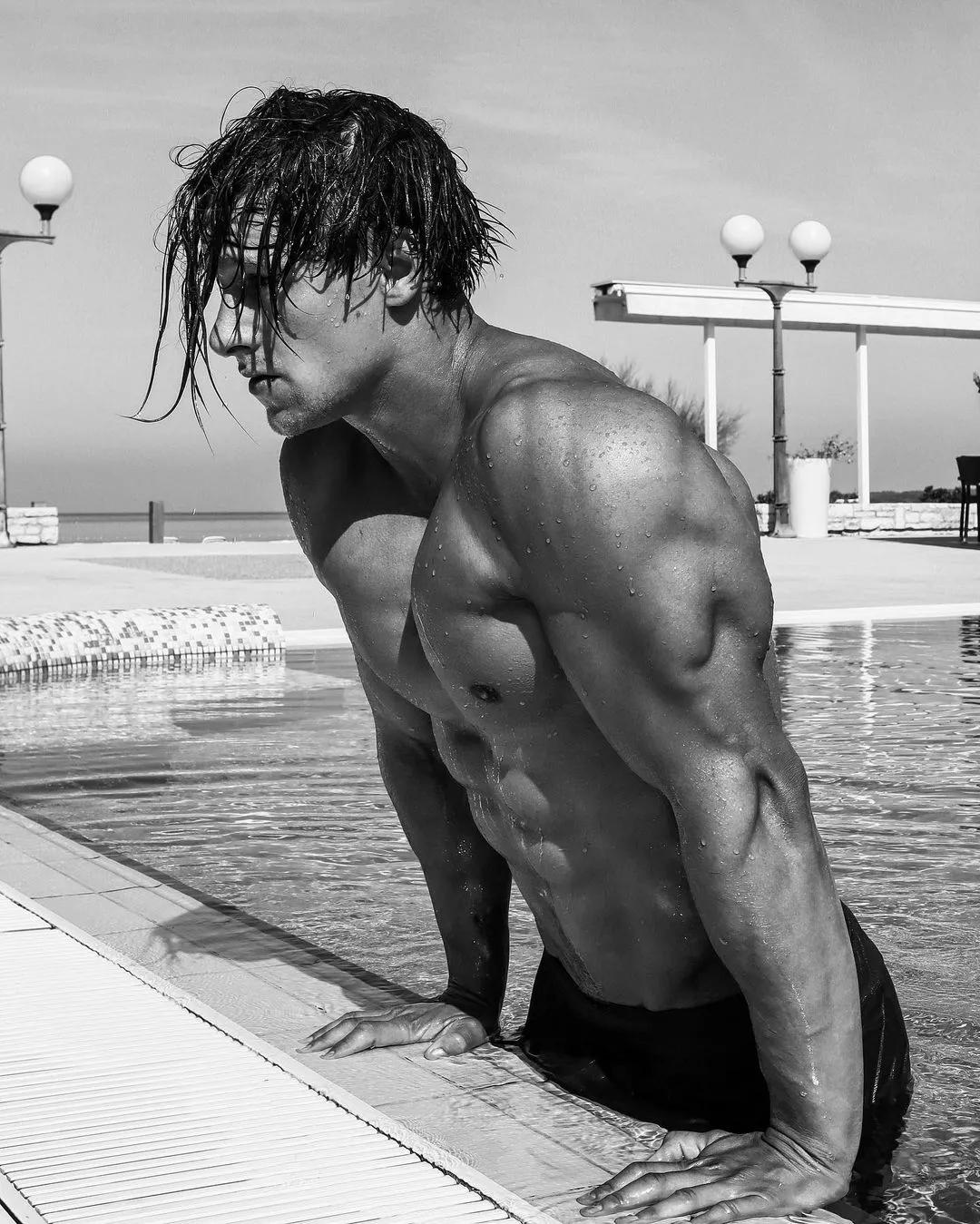 90后奶爸搞怪哄娃,肌肉奶爸带娃路人反应