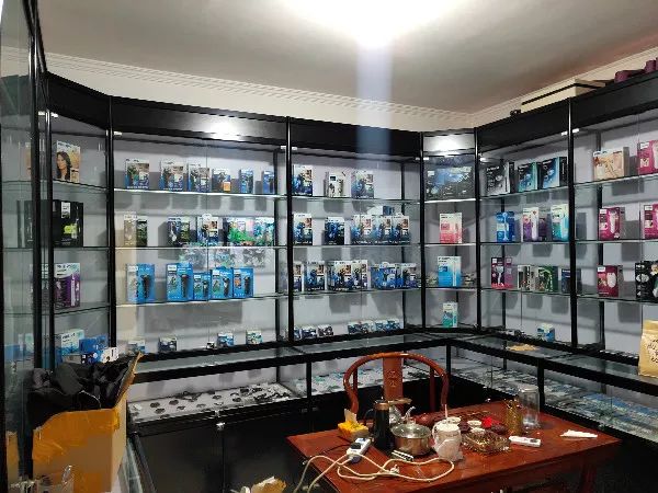 卖给你成本十几块的假飞利浦剃须刀后，他们住进了1000万的别墅