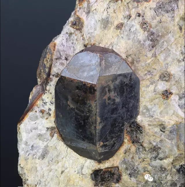 常见的矿物岩石有哪些,4种最常见于岩石里的矿物