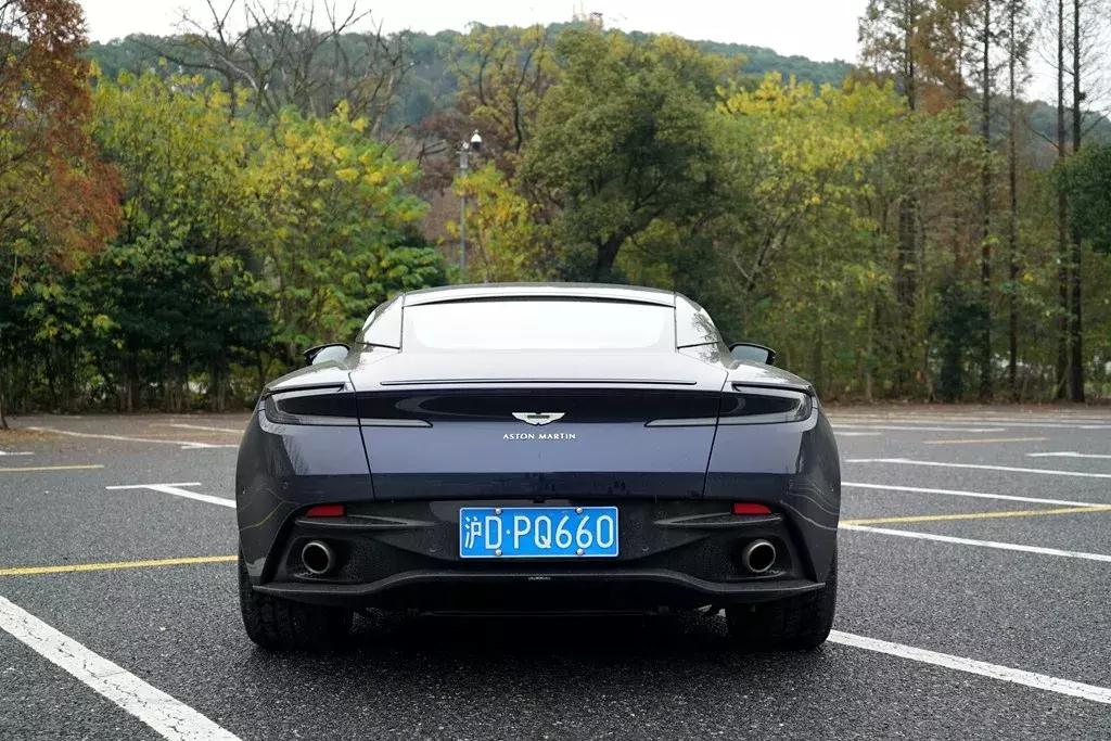 马丁新款v12,阿斯顿马丁v8和v12对比