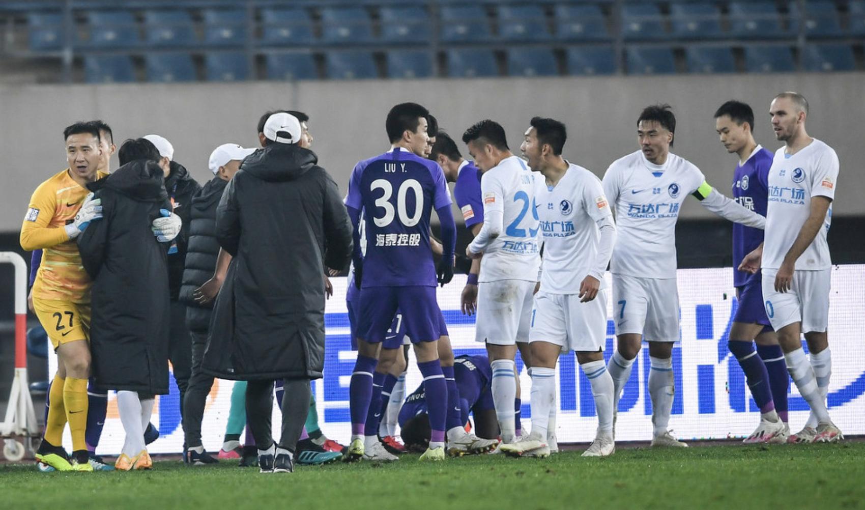 卧草拖延时间！泰达大连人爆发大冲突，三人被红牌罚下