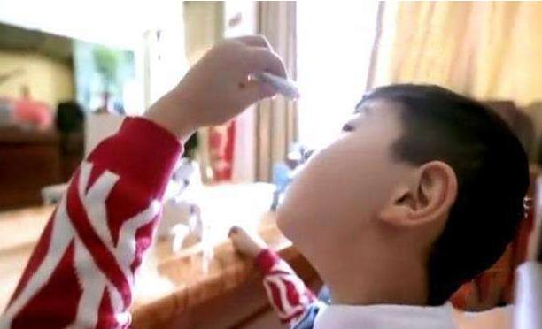 小孩玩502胶意外被粘住,5岁小男孩拿502乱涂