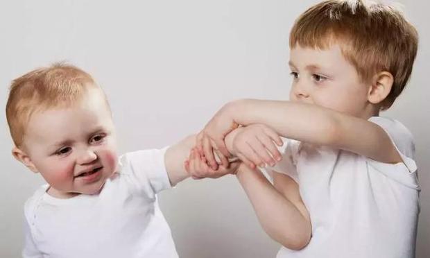 孩子遇到讨厌的同桌怎么办,教孩子遇到坏小孩怎么办