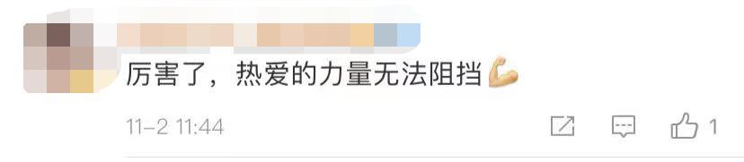 独腿男子双拐射门,单腿男子射门