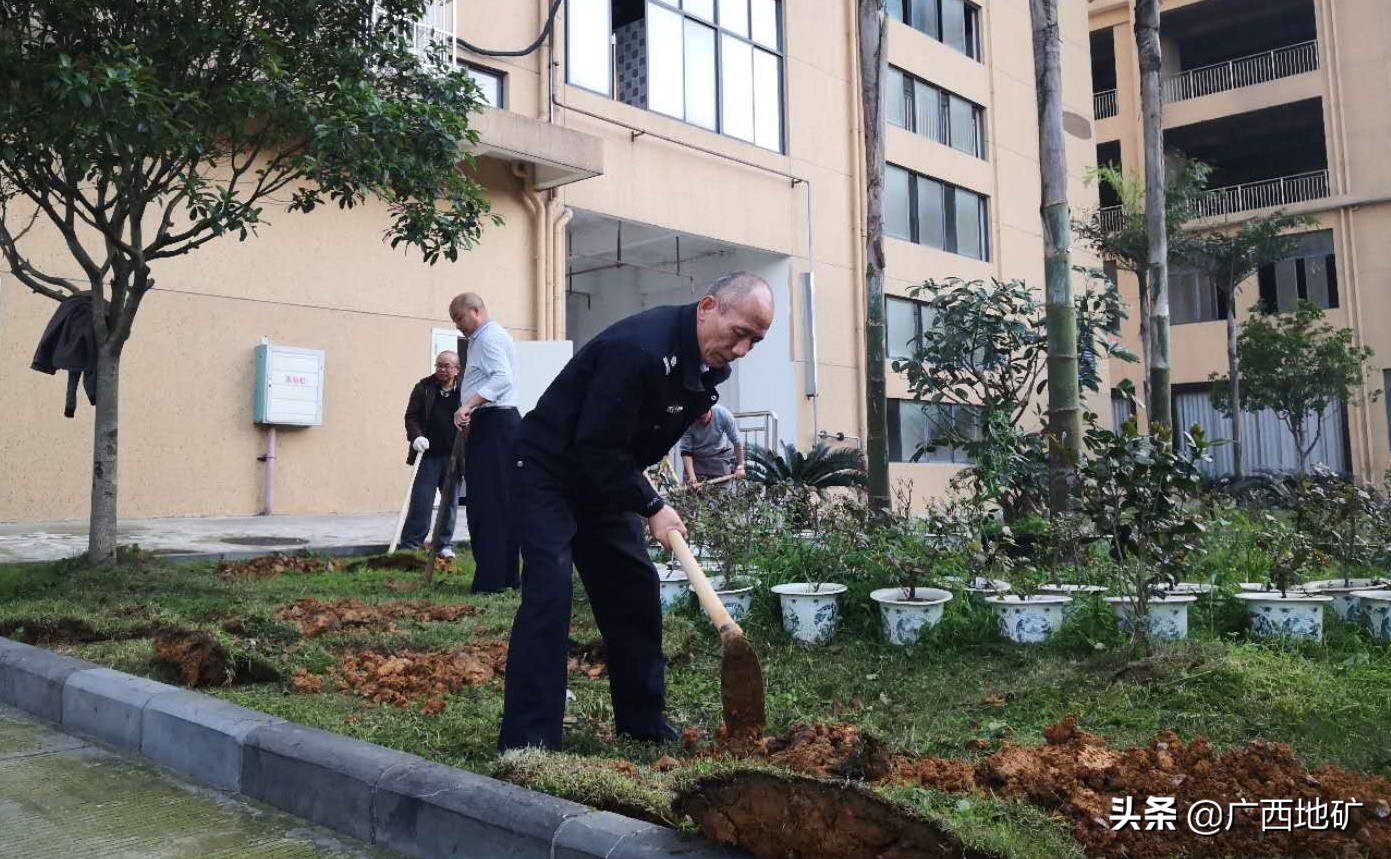 桂林市灵川县这名保安大叔火了，除夕夜在化粪池徒手疏通管道，50多岁的他曾经当过地质队员