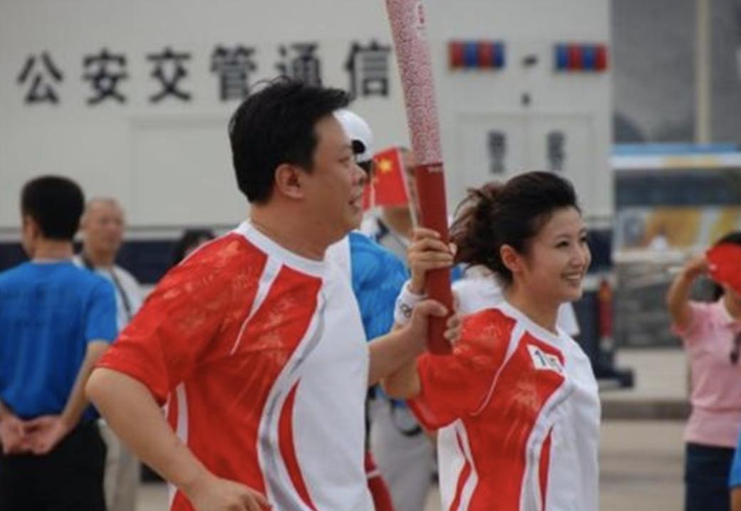 月亮姐姐李梓萌刚强春妮合照,春妮月亮姐姐李梓萌刚强同台