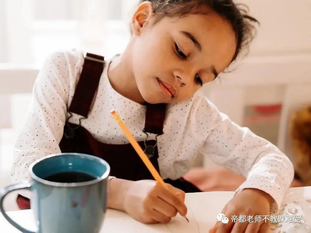 当了20多年的体育老师,当了20年的小学老师