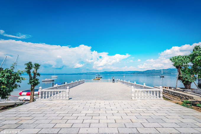 在高山湖泊边拍摄的风景照片湖底,绝美天池风光摄影照片