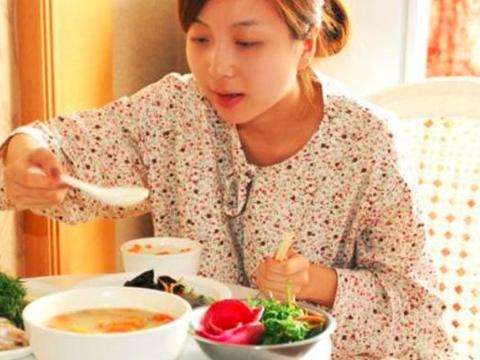 孩子蹬腿别光说可爱,可能是肠道问题,别不在意,孩子会长不高