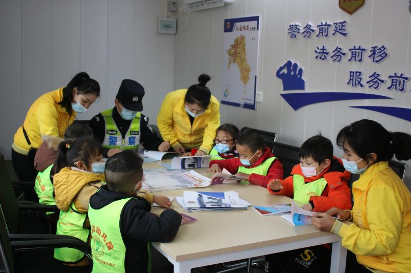 小朋友给00后民警送甜甜的锦旗图,民警小小锦旗表谢意