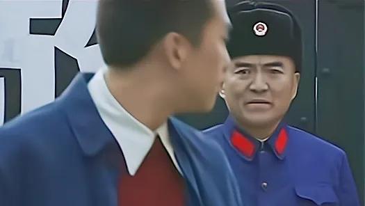 70年代穿白色警服的警察一身正气,监狱警察警服变迁史