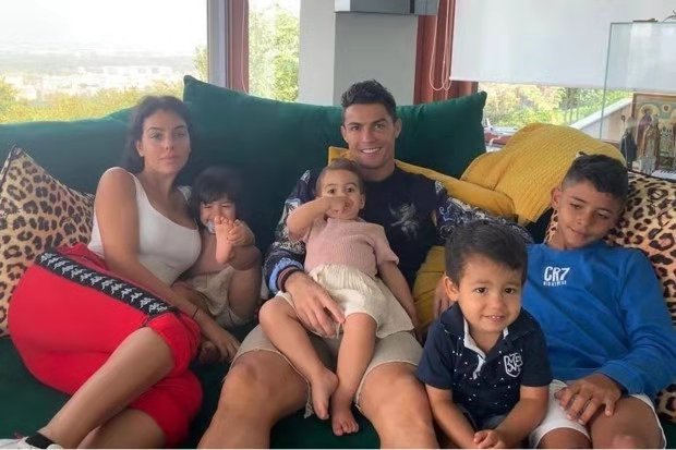 c罗头球热搜第一,c罗和乔治娜情头一左一右穿球衣