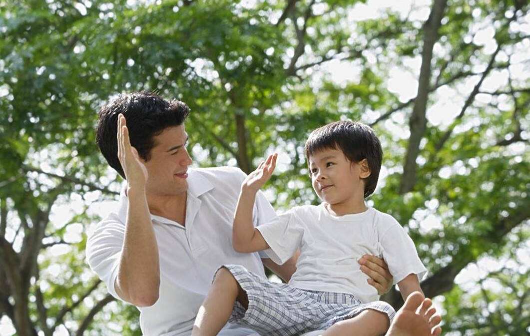 孩子有强烈的占有欲,孩子有社交欲望但不会社交