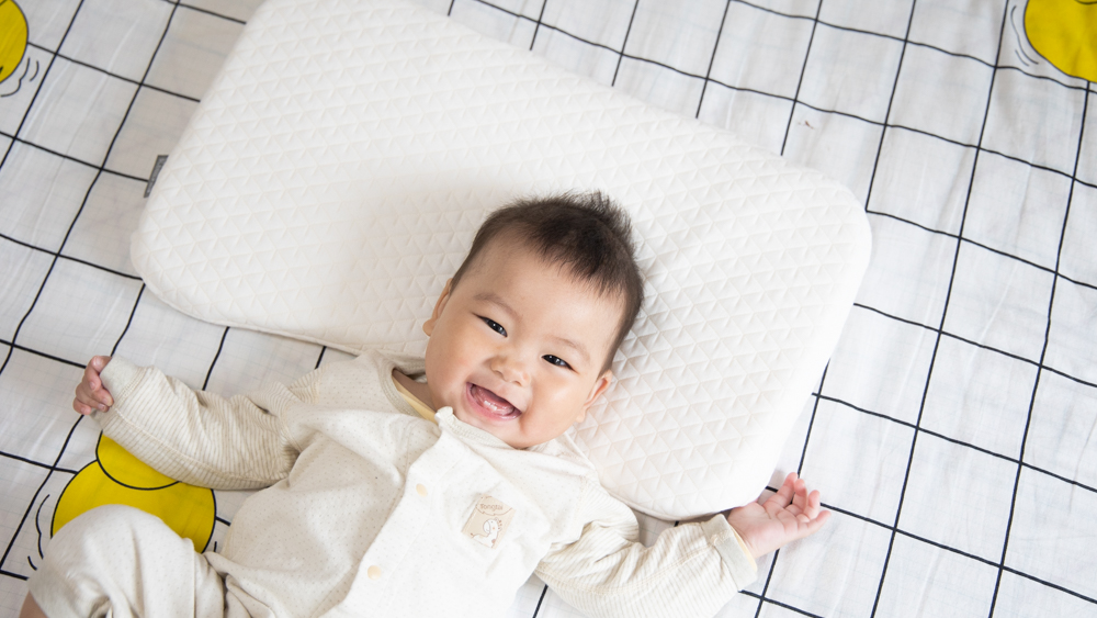妈妈们都给宝宝枕什么样的枕头呢,什么枕头透气性最好适合宝宝枕