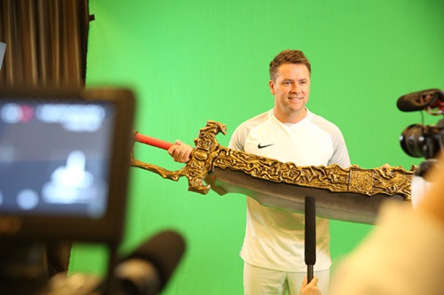 又一巨星沉迷“传奇游戏”，手持屠龙笑得很开心，曾让泰森喊爸爸