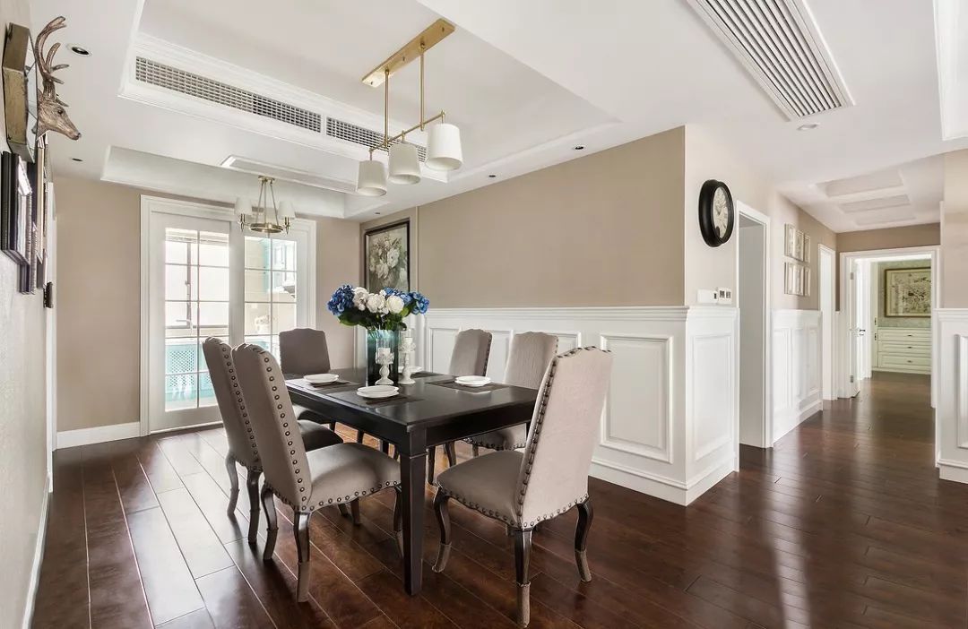 20平美式衣帽间和主卧一体图,轻奢美式小户型衣帽间