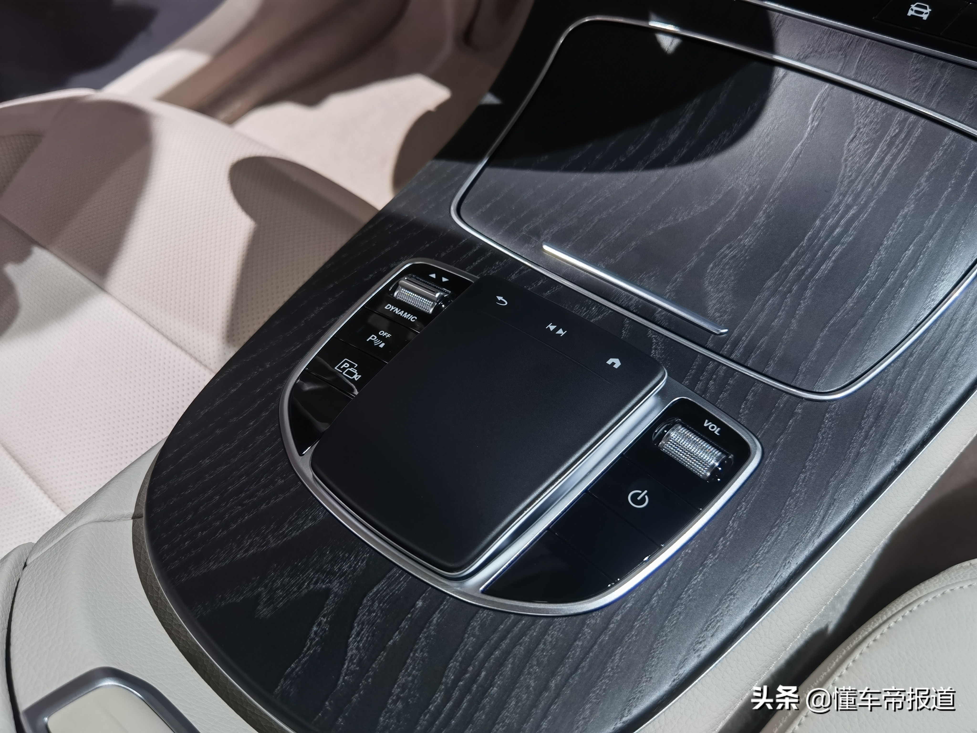 新款奔驰e裸车价,新车奔驰e级300落地价