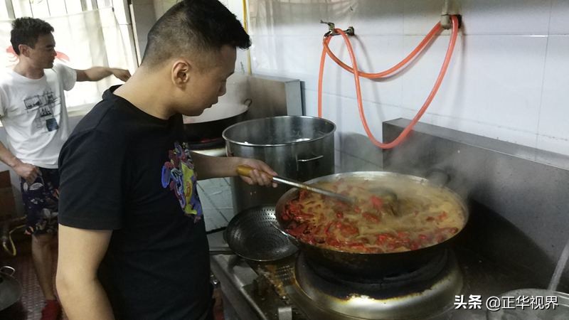 郑州油焖龙虾视频,吃最地道的油焖龙虾