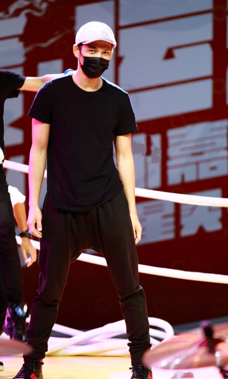 黄渤穿西装帅气逼人,黄渤帅气走路