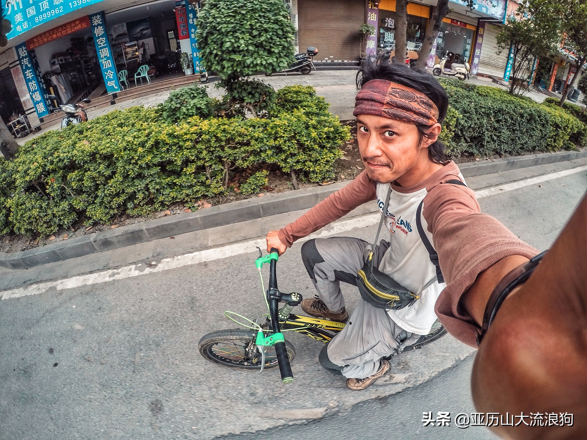 中缅边境的佛寺,旅途中遇到藏区僧人