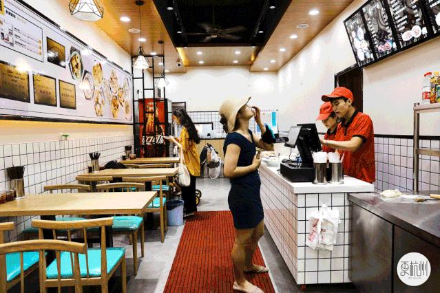 一口勾魂!这家网红烤饼店凭借独特的口感征服了无数的游客