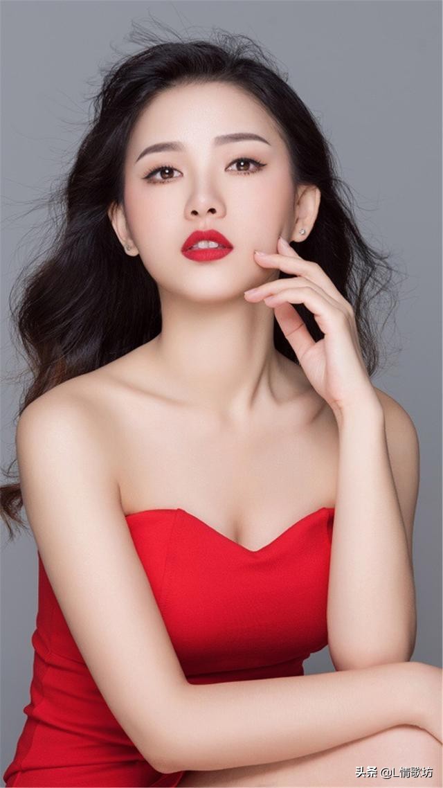 歌在飞苏勒亚其其格真人图片,歌在飞苏勒亚其其格歌词