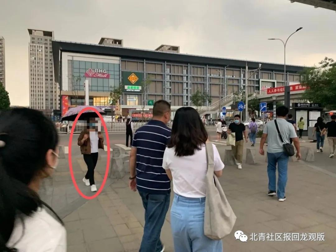 地铁回龙观站门口“黑车”老是“打游击”，秩序治理可以“锦上添花”