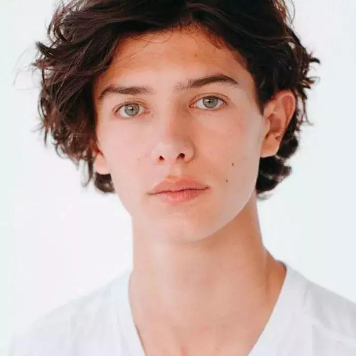 全球最帅王子18岁净身出户，上海打工赚钱：生来是王子，太惨了