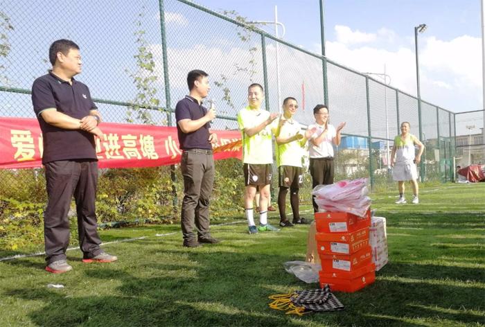 爱心企业给学校捐赠篮球,爱心企业为学校捐赠体育用品