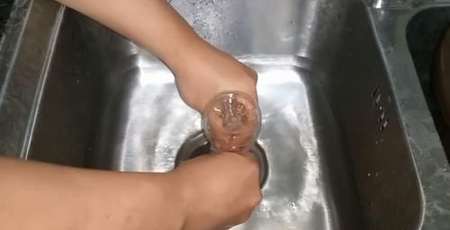 下水道堵了1个塑料瓶10秒疏通,下水道堵塞不用花钱修