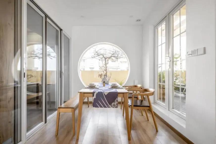 实木餐桌怎么买便宜又好用,实木餐桌的优点和缺点