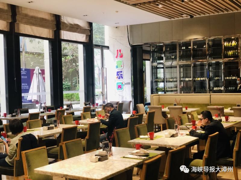 堂食恢复营业的店铺,堂食陆续开放