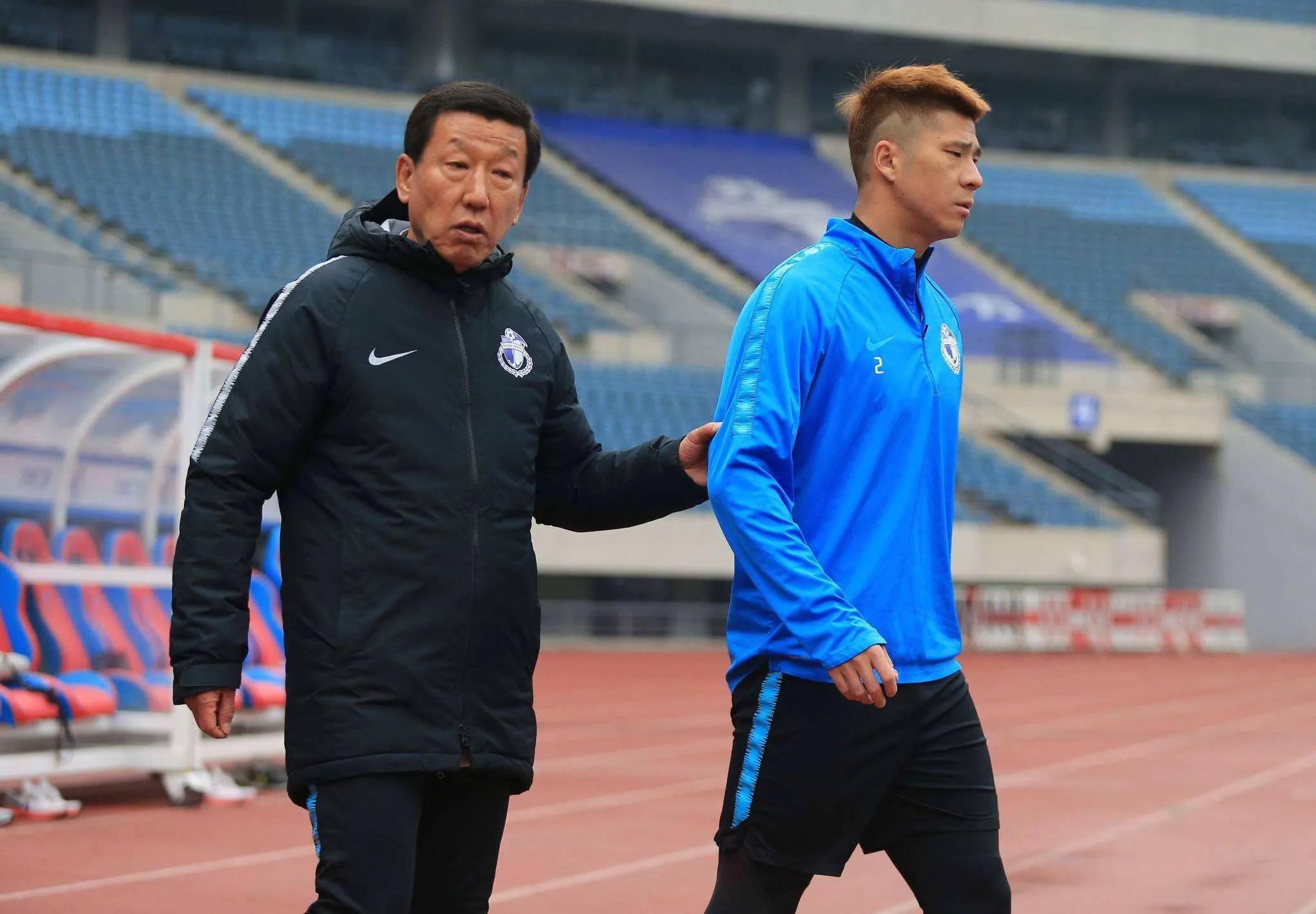 大连人足球解说不当言论,大连足球打的好吗