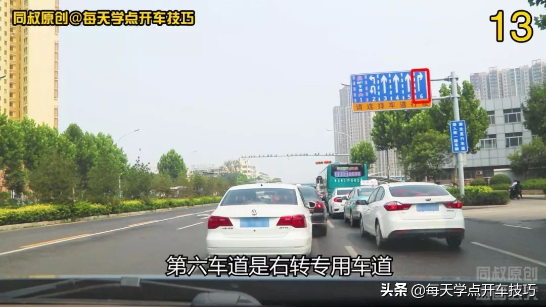 直行右转弯车道要不要看信号灯,路口怎么看信号灯右转弯正确走法