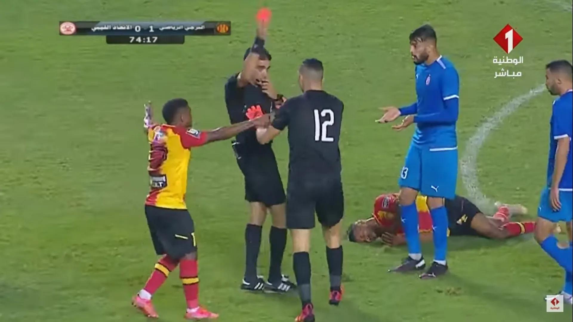 足球热话︱非冠杯惊现「死亡飞脚」守门员鞋钉直插对手颈椎领红