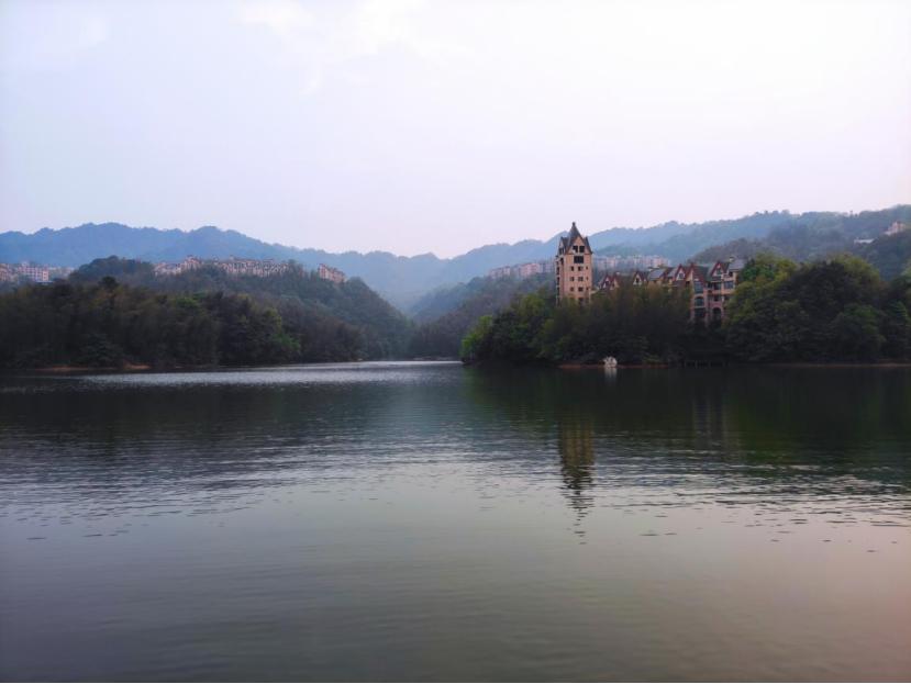 10元钱，住一晚四星级酒店，吃三顿自助餐，它不香吗？