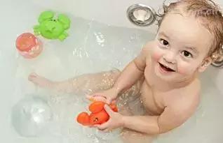 蛋蛋真的很脆弱，别再让娃当球捏了……