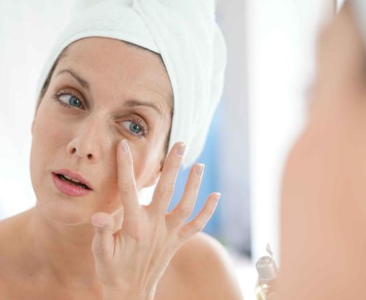 眼袋眼纹怎么消除最有效,眼袋眼纹怎么消除简单方法