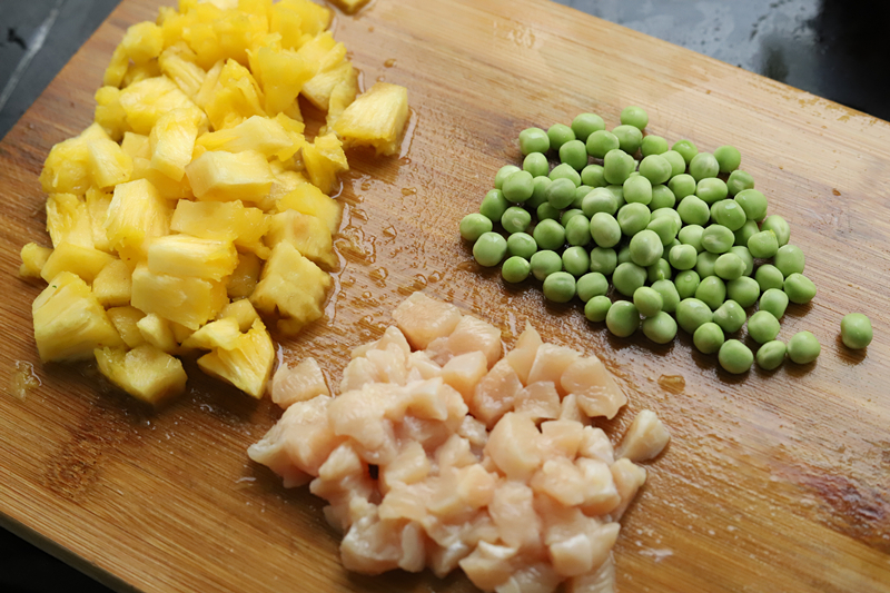 菠萝季节必吃的食物,菠萝季节到了少不了一顿菠萝饭