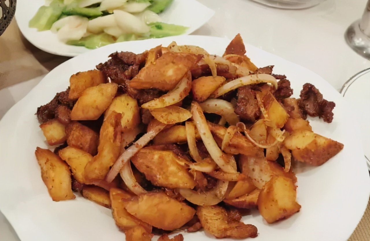 新疆大盘鸡必吃十大特色菜,南北疆美食大盘鸡