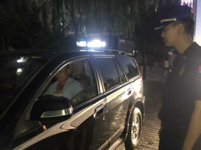 银川一宝马占用消防车道，收到一个“红色大脸盆”……