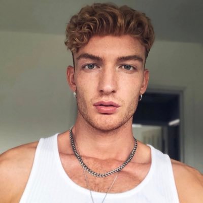 华裔爆款设计师疑似下药性侵多名男性，摸*体下**捏胸是日常操作？